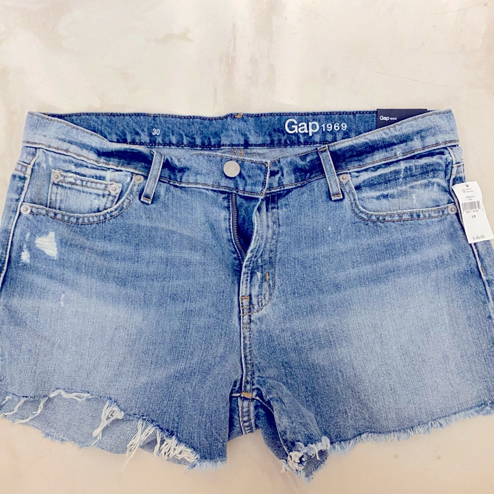 NWT GAP 1969 Distressed Girlfriend Style Jean Shorts - Casual and Classic